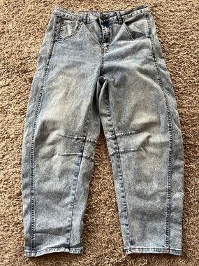 Grapent Light Wash Women’s Barrel Jeans. 10-12